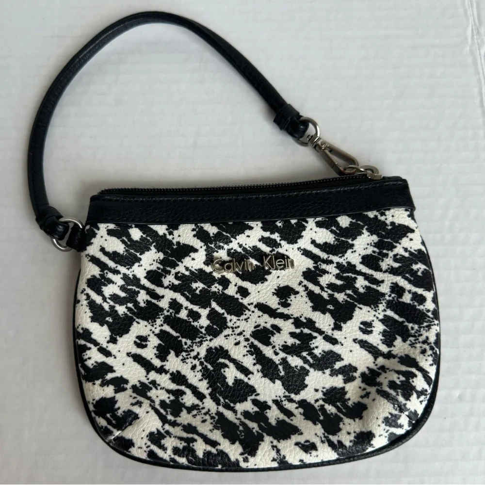 Calvin Klein Womens Black White Animal Print  Wristlet Purse